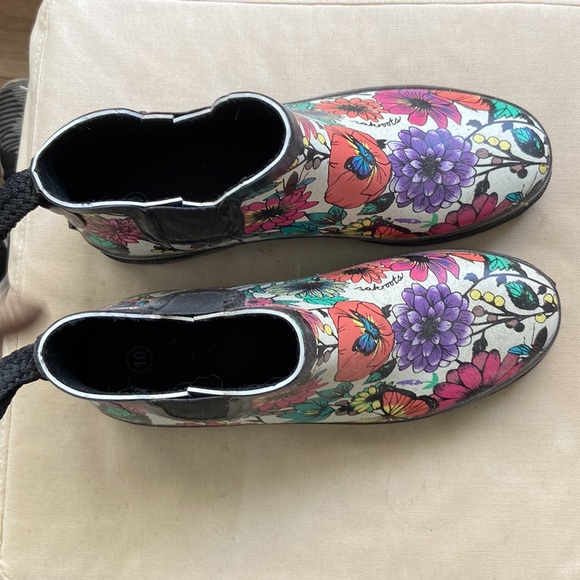 Stylish rain boots - Picture 2 of 6